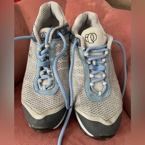 Pearl Izumi size 39 spin shoes with cleats